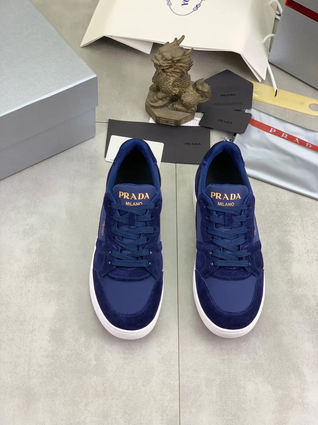 Men's shoes 💰P560💰[New model] The top version is available on the official website, 🆘 The trendy brand (Prada) mainly promotes the popular model, avant-garde and versatile fashionable men's shoes, private version mold opening, cowhide surface splicing 1:1.. Stylish and simple, original imported cowhide lining cowhide feet; the atmosphere and personality are more fashionable, eye-catching and pursuing class. It will subvert the old idea and be a must-have for fashionistas with you! Must keep it for yourself! Tall and comfortable, large and low, high-end quality workmanship. Official website’s new high-end outsole. Size: 38-45. Multiple colors available.